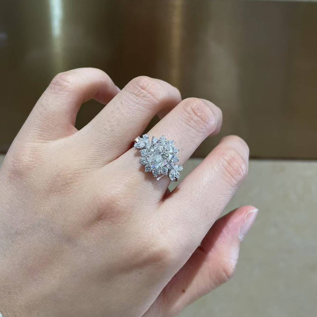 蛋形女戒S925银镀白金定制选款主石莫桑钻2.0ct/副石高碳钻